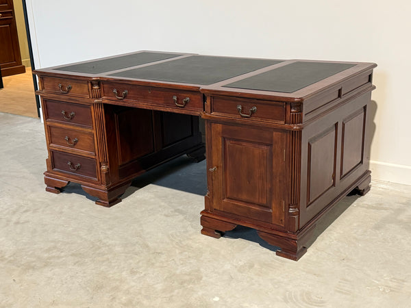 Vintage bureau, partnerdesk, klassiek Engels bureau, mahoniehout, zwart leer, 689