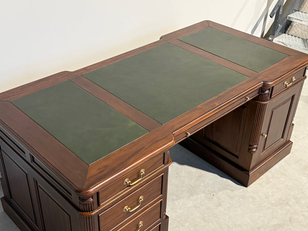 Vintage bureau, partnerdesk, klassiek Engels bureau, mahoniehout, groen leer, 692