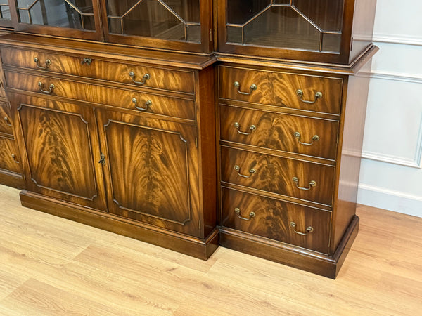 Vintage boekenkast, klassieke Engelse buffetkast, facet glas, notenhout