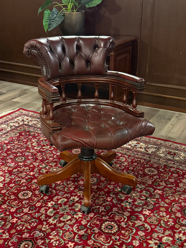 Vintage stoel, Chesterfield, mahoniehout, rood leer, 123
