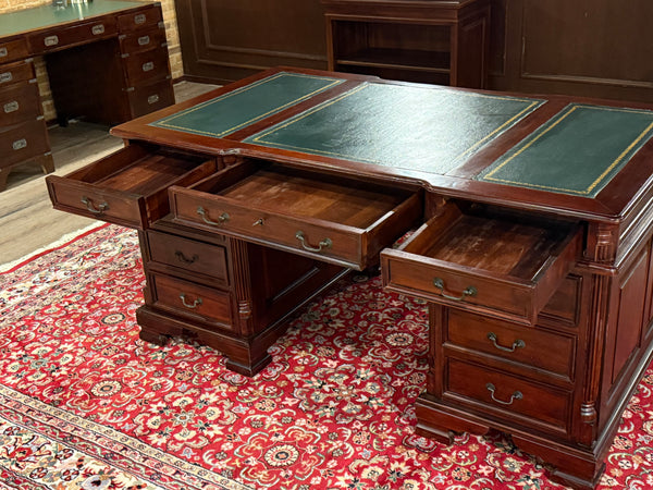 Vintage bureau, klassiek Engels bureau, mahoniehout , groen leer, 614