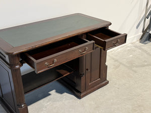 Vintage bureau, klassiek Engels bureau, mahoniehout, groen leer, 691