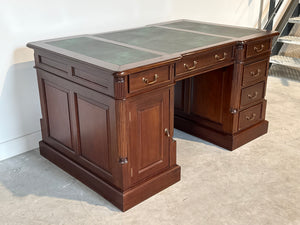 Vintage bureau, partnerdesk, klassiek Engels bureau, mahoniehout, groen leer, 696