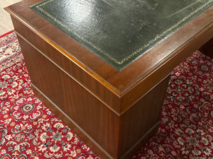 Vintage bureau, klassiek Engels bureau, mahoniehout, groen leer, 633