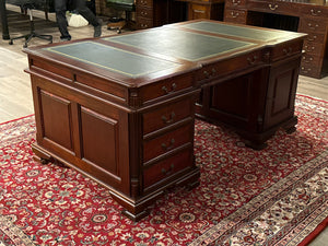 Vintage bureau, partnerdesk, klassiek Engels bureau, mahoniehout, groen leer, 634