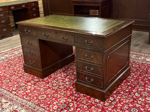 Vintage-Schreibtisch, klassischer englischer Schreibtisch, Nussbaumholz, grünes Leder, 641