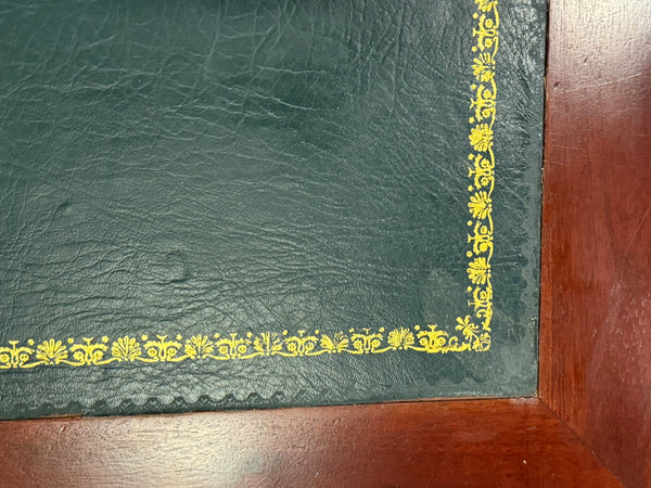 Vintage bureau, klassiek Engels bureau, mahoniehout , groen leer, 614