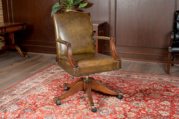 Chaise vintage 243, cuir vert, chêne, Chesterfield