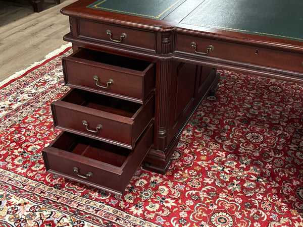 Vintage bureau, partnerdesk, klassiek Engels bureau, mahoniehout, groen leer, 634