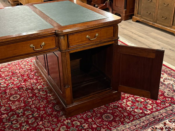 Vintage bureau, klassiek Engels bureau, partnerdesk, mahoniehout, groen leer, 572