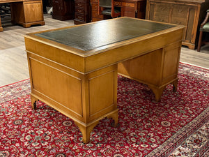 Vintage bureau, klassiek Engels bureau, mahoniehout, groen leer, 570