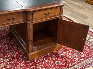 Vintage bureau, partnerdesk, klassiek Engels bureau, mahoniehout, groen leer, 632