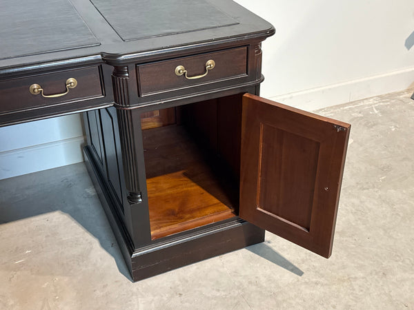 Vintage bureau, klassiek Engels bureau, mahoniehout, groen leer, 701