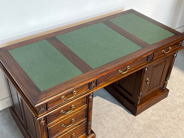 Vintage bureau, klassiek Engels bureau, mahoniehout, groen leer, 716
