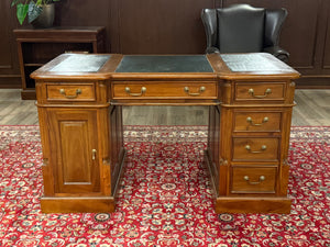 Vintage bureau, klassiek Engels bureau, mahoniehout, groen leer, 672