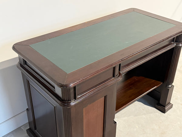 Vintage bureau, klassiek Engels bureau, mahoniehout, groen leer, 691