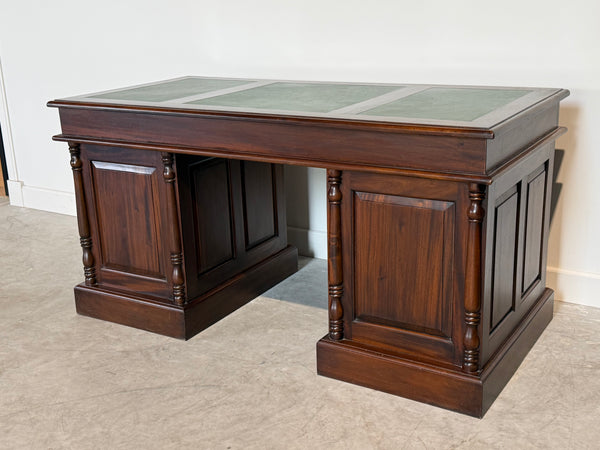 Vintage bureau, klassiek Engels bureau, mahoniehout, groen leer, 716