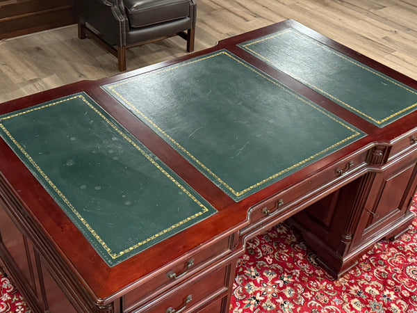 Vintage bureau, partnerdesk, klassiek Engels bureau, mahoniehout, groen leer, 615