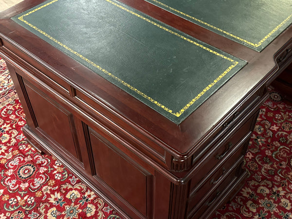 Vintage bureau, partnerdesk, klassiek Engels bureau, mahoniehout, groen leer, 615