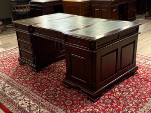 Vintage bureau, klassiek Engels bureau, partnerdesk , mahoniehout , groen leer, 566