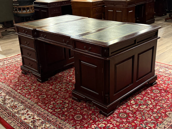 Vintage bureau, klassiek Engels bureau, partnerdesk , mahoniehout , groen leer, 566