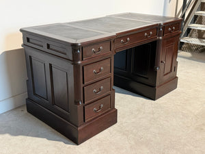 Vintage bureau, klassiek Engels bureau , mahoniehout, zwart leer, 708