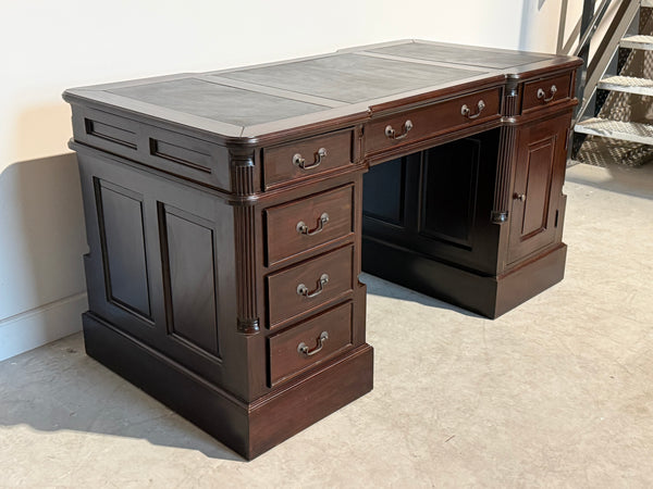 Vintage bureau, klassiek Engels bureau , mahoniehout, zwart leer, 708
