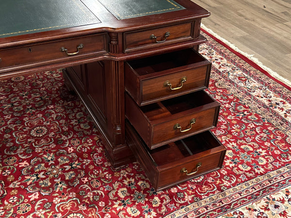 Vintage bureau, klassiek Engels bureau, mahoniehout, groen leer, 627