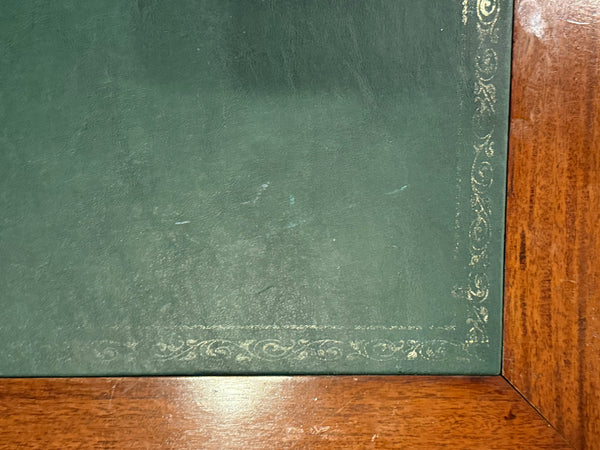 Vintage bureau, klassiek Engels bureau, partnerdesk, mahoniehout, groen leer, 572