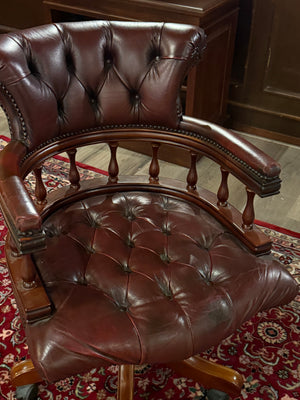 Vintage stoel, Chesterfield, mahoniehout, rood leer, 123
