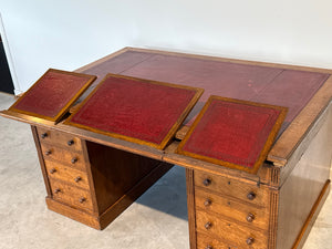 Antiek bureau, klassiek Engels bureau, eikenhout, rood leer, 695