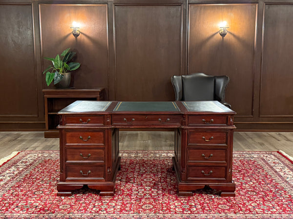 Vintage bureau, klassiek Engels bureau, mahoniehout, groen leer, 656