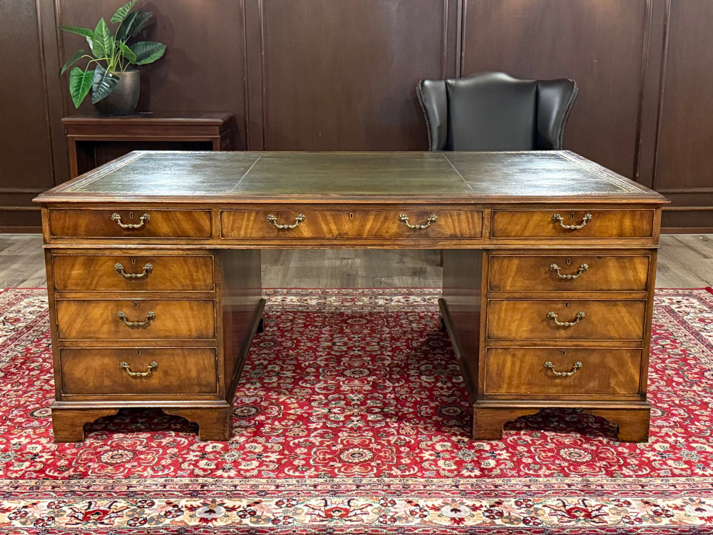 Vintage bureau, partnerdesk, klassiek Engels bureau, notenhout, groen leer, 657