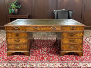 Vintage bureau, partnerdesk, klassiek Engels bureau, notenhout, groen leer, 657