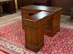 Vintage bureau, hoekbureau, klassiek Engels bureau, mahoniehout, groen leer, 624