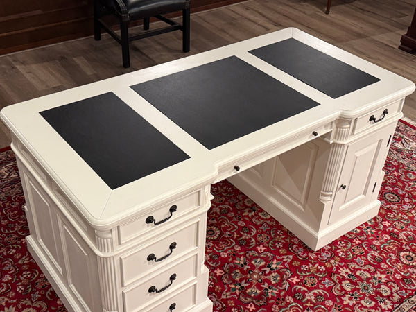 Vintage bureau, klassiek Engels bureau, wit, mahoniehout , zwart leer, 579