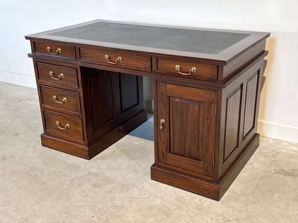 Vintage bureau, klassiek Engels bireau, mahoniehout, zwart leer, 693