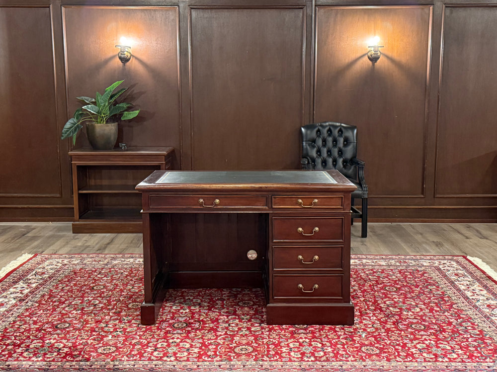 Vintage bureau, klassiek Engels bureau, mahoniehout, groen leer, 590