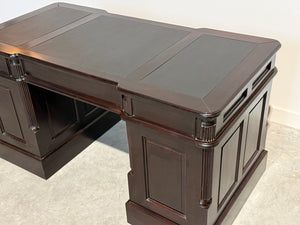 Vintage bureau, klassiek Engels bureau , mahoniehout, zwart leer, 708