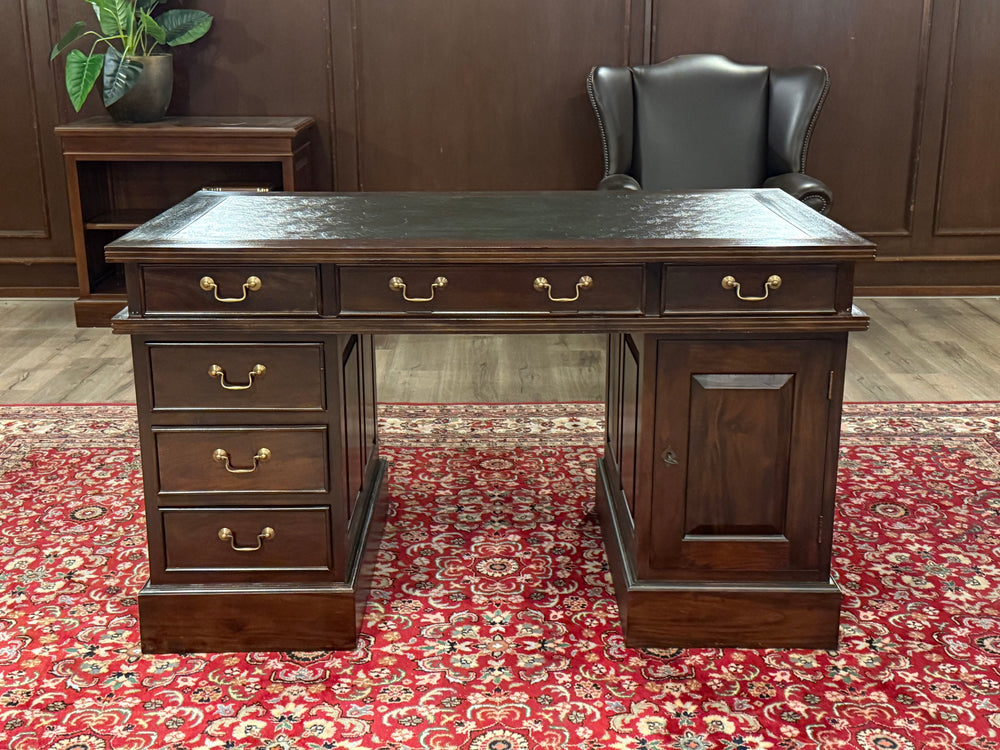 Vintage bureau, klassiek Engels bureau, mahoniehout, groen leer, 680