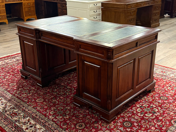 Vintage bureau, klassiek Engels bureau, mahoniehout, groen leer, 626