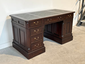 Vintage bureau, klassiek Engels bureau, mahoniehout, groen leer, 694