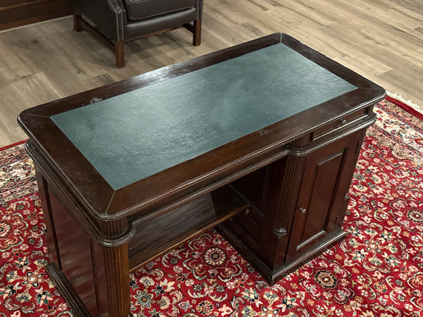 Vintage bureau, klassiek Engels bureau, mahoniehout, groen leer, 630