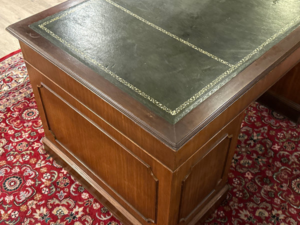 Vintage bureau, klassiek Engels bureau, notenhout, groen leer, 619