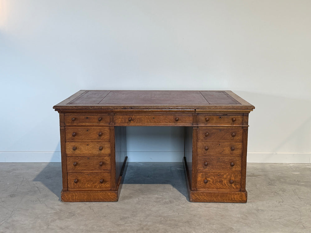 Antiek bureau, klassiek Engels bureau, eikenhout, rood leer, 695