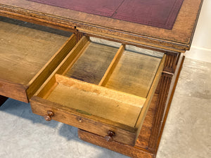 Antiek bureau, klassiek Engels bureau, eikenhout, rood leer, 695