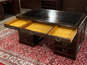 Vintage bureau, klassiek Engels bureau, eikenhout, zwart leer, 612