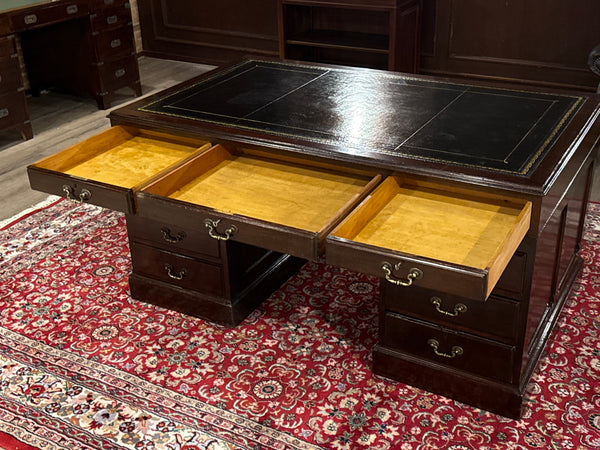 Vintage bureau, klassiek Engels bureau, eikenhout, zwart leer, 612