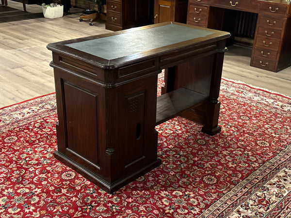 Vintage bureau, klassiek Engels bureau, mahoniehout, groen leer, 630