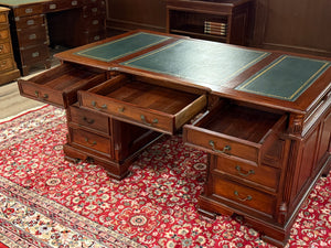 Vintage bureau, klassiek Engels bureau, mahoniehout, groen leer, 626